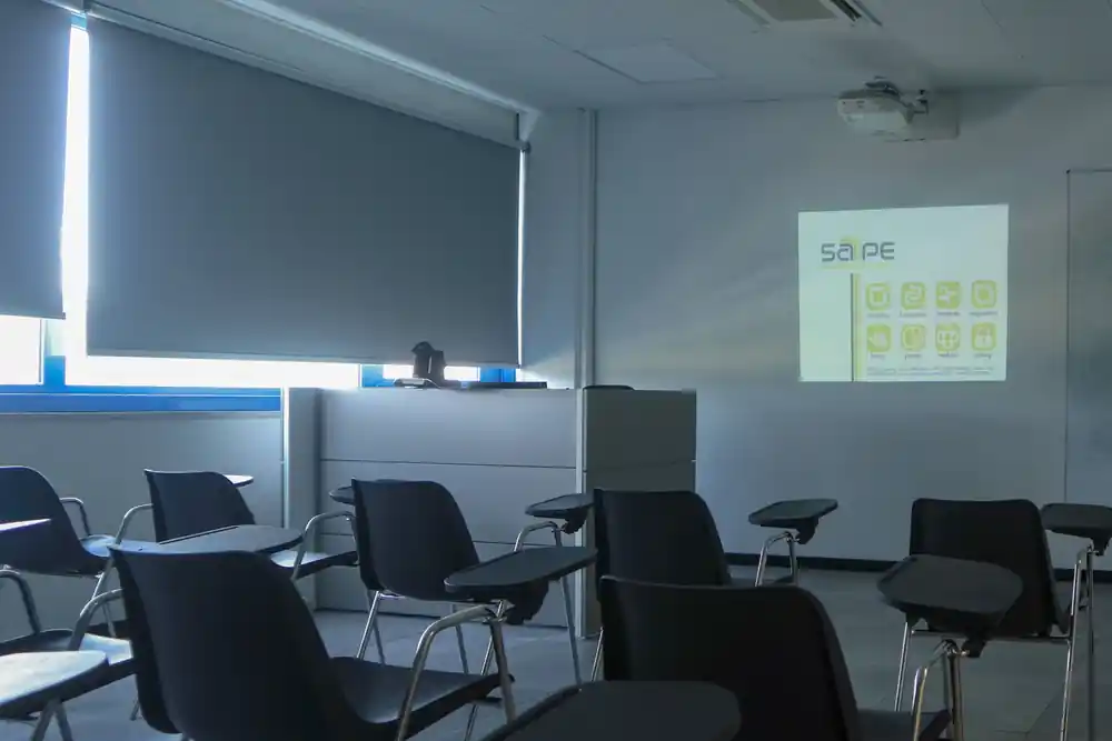 L’aula corsi della sede SAPE di Gussago: proiettore, schermo e postazioni con tavoletta